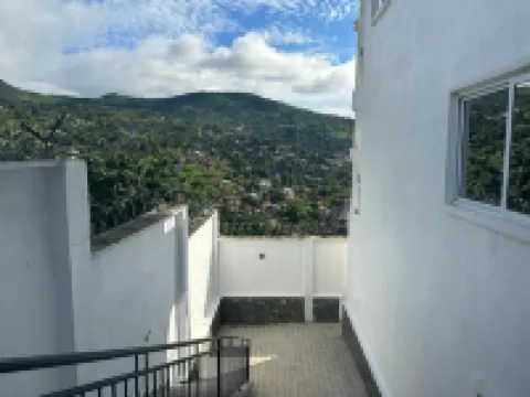 3 Bed Apartment Sleeps 6 - EnSuites Parking Wifi