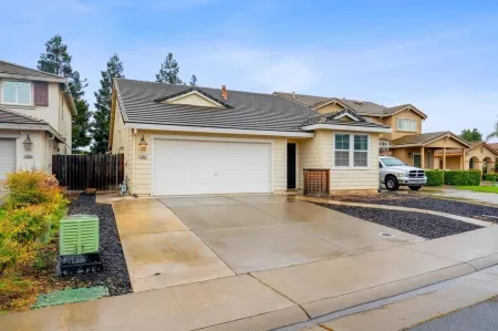 High Ceiling & Amazing backyard & family Kids friendly