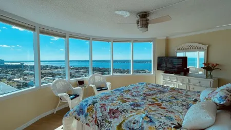 Spectacular Ocean View and Bright Beach Condo, 2BR/2Bath, the Best on the Shores