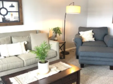 Cozy lakeside cottage near Downtown Hotels in Brighton