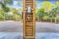 Private Pool 5 BD 4.5 BA, Elevator & Tesla charging, close to bay & beach