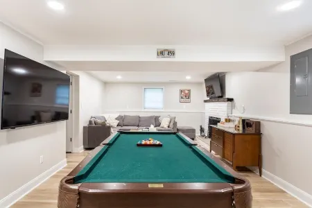 Spacious Saratoga 5BR Hot Tub Retreat