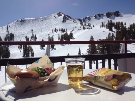 Charming Rustic Retreat with Cozy Fireplace and Recreation Center - Delightful Escape Отели рядом с достопримечательностью «California Historical Landmark 780-6: Transcontinental Railroad in Truckee»