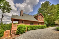 Luxurious Hot Tub and Scenic Decks - Stunning Mountain Retreat