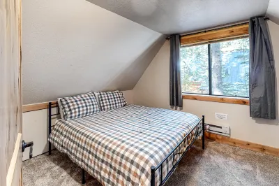 Pine Cone Cabin Hotels near Boreal Mountain California