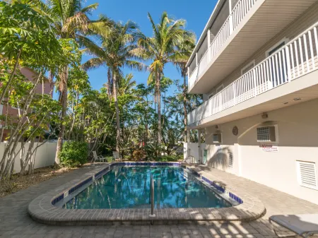 Heated Pool and Three Lanais - Charming Coastal Haven Отели рядом с достопримечательностью «Alvin's Island - Holmes Beach #753»