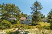 Spacious Layout and Breathtaking Views - Stunning Coastal Getaway