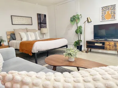 Private Entrance and Full Kitchen Retreat - Charming Cozy Studio Hotels near Sam's Club