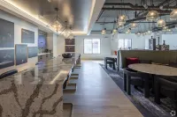 Bright 2-Bedroom Condo in Downtown with Parking