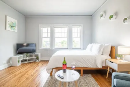 Chic Retreat - WiFi, Air Conditioning, Near Airport