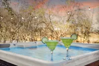 Stunning River Access and Beautiful Views - Gorgeous Serene Cabin Hotels in Stonewall