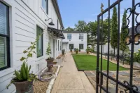 Bright and Cozy Haven with Courtyard Access - Charming Escape