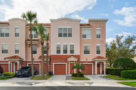 Resort-Style Amenities and Proximity to Epic Park - Charming Oasis