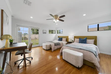 Cozy Bungalow with Private Backyard - Serene and Charming Retreat Отели рядом с достопримечательностью «Библиотека Уэст-Ковина»