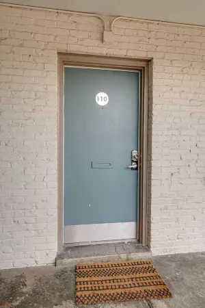 Pool, Free Parking and Close to Downtown - Cozy Urban Retreat