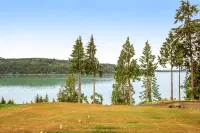 Bayfront apartment with private patio, beach access, water views, AC & W/D Hotels in Port Ludlow