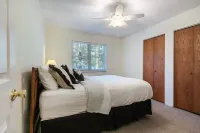 Rustic Charm and Spacious Deck - Cozy Tahoe Getaway فنادق في Kings Beach