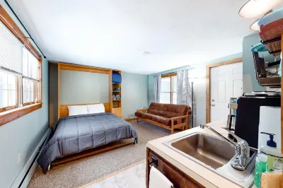 Efficient condo near slopes with kitchenette & great location Hotels in Weston