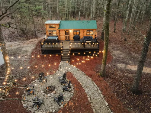 Secluded Chalet - Hot Tub, Deck, Private Lake Hotel di Butts County