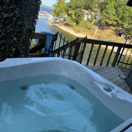 Lakeside, Boat Dock and Hot Tub with This Small Quaint Cottage.