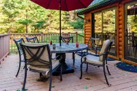 Game Loft and Private Decks Near Torch Lake - Charming Cabin Oasis Hotels in Forest Home Township