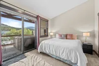 Expansive Deck and Hot Tub - Stunning Mountain Retreat Hotels in Silverthorne
