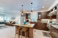 Stunner apt with fireplace, grill, partial ocean views & partial AC Hôtels à proximité de : Event Center on the Beach
