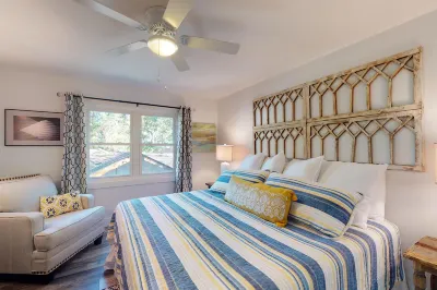 Spacious Condo with Sunroom and Pool Access - Charming Oasis Hotels near St Simons Island