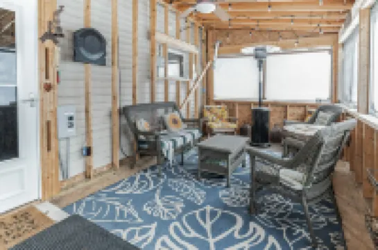 Relaxation and Snowmobile Trails - Amazing Adirondack Retreat