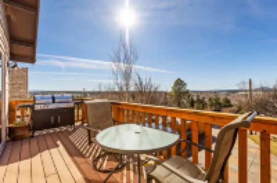 Private Backyard and Balcony Oasis - Charming Cozy Retreat