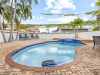 July Special! Modern 4Br - Private Pool & Grill, Near Coral Gables & Mia Airport Hotels in Westchester