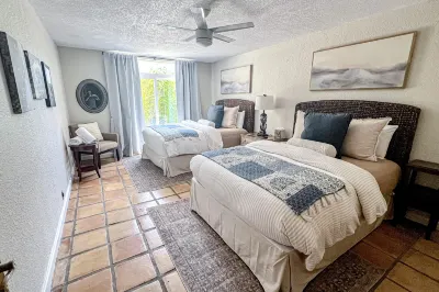 Peaceful retreat on Lake Travis with amazing views near wineries & distilleries
