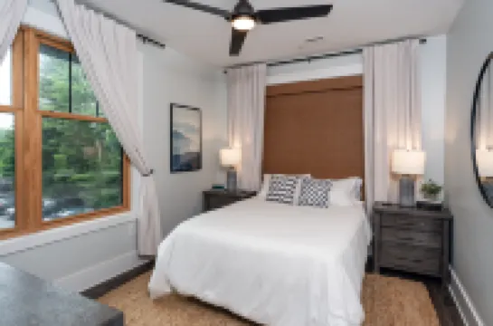 Charming Balcony and Contemporary Comfort - Elegant Mountain Retreat