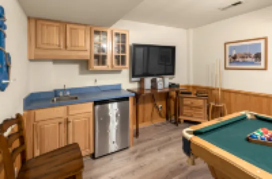 Private Pool and Hot Tub - Beautiful Spacious Retreat