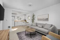 Beachfront Access and Kitchenette Amenities - Charming Coastal Haven Hotel a Rockaway Beach