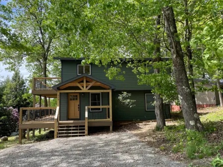 Stunning Lake Views and Spacious Living Areas - Amazing Escape