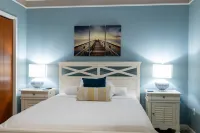Balcony with Partial Lake View and Pool Access - Charming Condo Escape Hotels in Marblehead