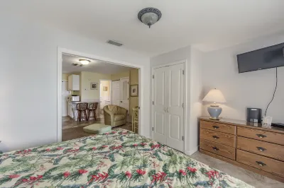 Full Kitchen and Shared Balcony - Charming Coastal Retreat Hotel in zona Madeira Beach