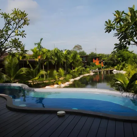 Panwana Resort Отели рядом с достопримечательностью «Мае Рампхуенг Бич»