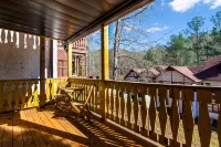 Luxurious Retreat - Game Room, Walk to Downtown, WiFi Hotels in Helen