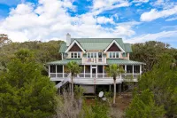 Charming Getaway with Ocean Views and Spacious Decks - Tranquil Escape