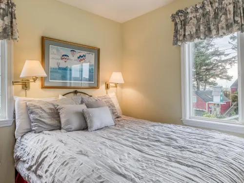 Cozy Suite with Kitchenette and Cable TV - Tranquil Haven Hotels in Otter Rock