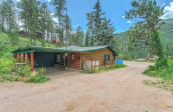Charming 2-bedroom cabin in gorgeous Cascade with Wifi and hot tub