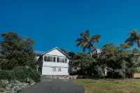 Spectacular views, charming cottage | Pinnaroo Hotels in Middleton Beach