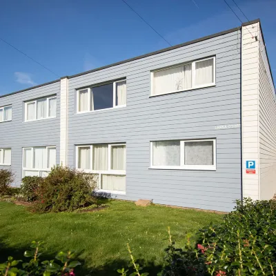 Sunny Modern Nr Beach Village w Parking