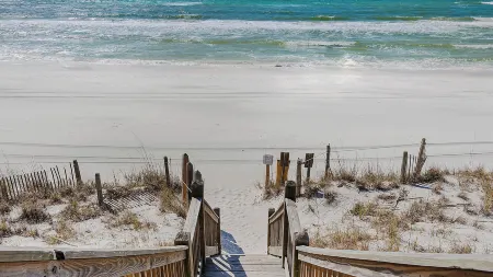 Beautiful Original Seaside Cottage + Swim & Tennis Club: Sleeps 6