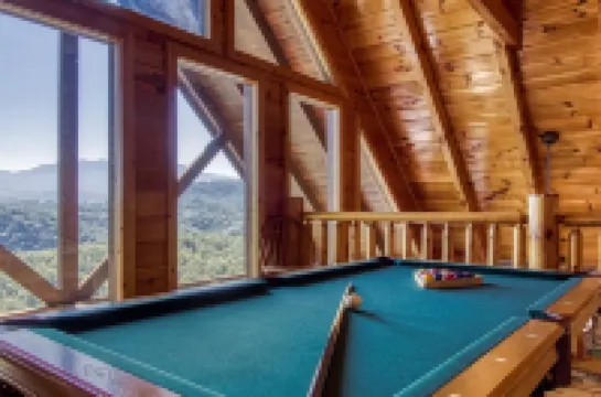 Majestic Mountain View - Great Location! - Convenient to Everything! 2 Bedroom Cabin by Redawning