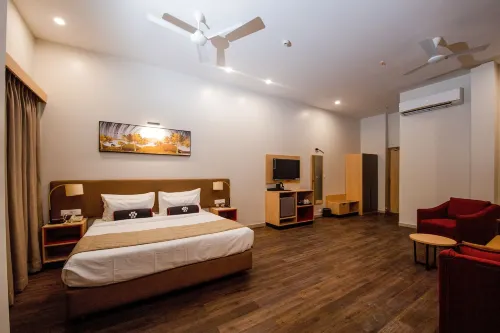 Mastiff Hotel Ankleshwar فنادق في Bholav Part