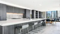 Luxury Penthouse with Astonishing Bay and City Views Hotel di South Melbourne