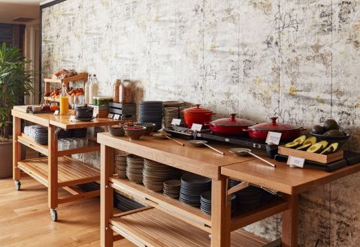 호텔 카부키의 넓은 로비와 무료 커피 머신